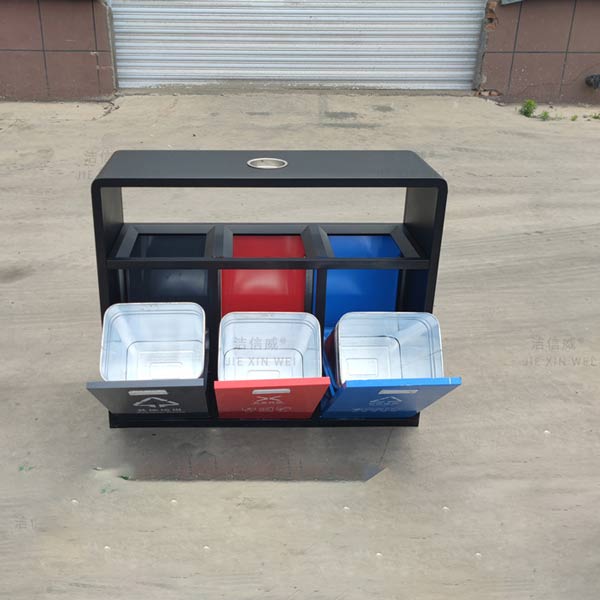 Dễ dàng đóng, mở, lấy thùng tôn hoa chứa rác