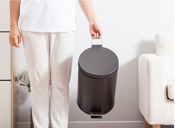 Mẫu thùng rác sơn đen 5L dễ dàng cầm tay di chuyển
