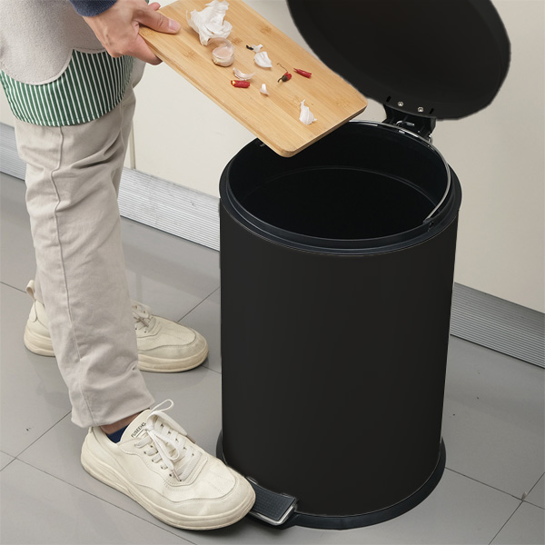 Thiết kế đạp chân thuận lợi khi mở thùng rác