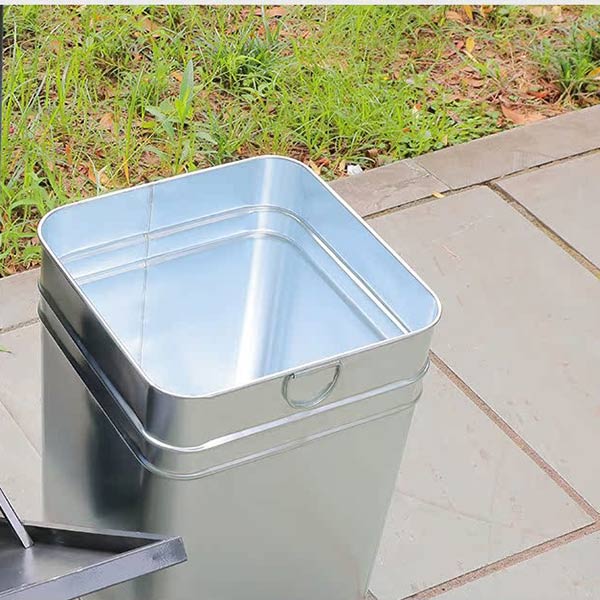 Cận cảnh thùng tôn hoa chứa rác