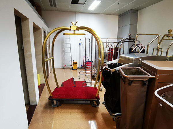 Xe vận chuyển hành lý sẵn tại kho Hành Tinh Xanh