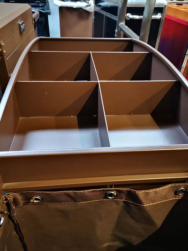 Tầng để đồ amenities là các khay có ngăn nhỏ