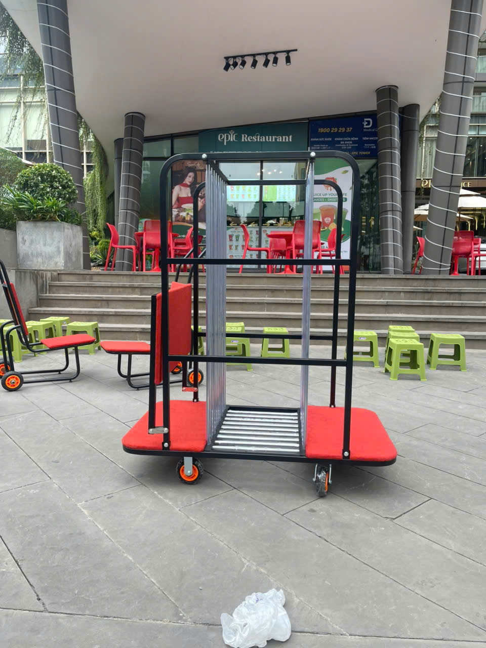 Xe chở mặt bàn tròn nhà hàng