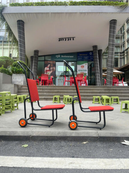 Xe chở ghế đã được giao tới nơi cho nhà hàng Epic Restaurant tại 19 Duy Tân, Cầu Giấy, Hà Nội