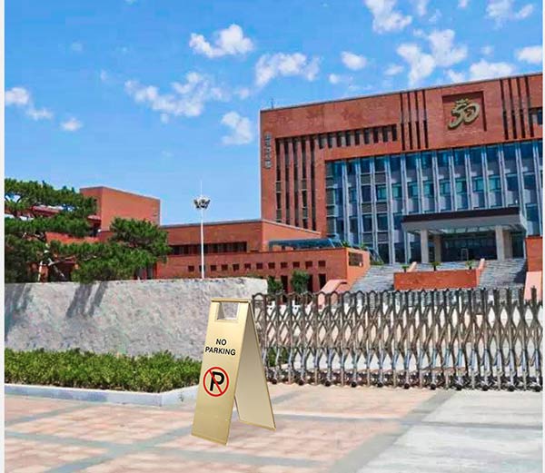 Mẫu biển báo inox có thể sử dụng tại không gian ngoài trời