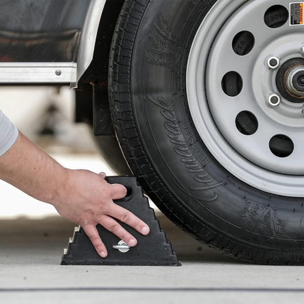 Cục chèn cao su chống trôi bánh xe