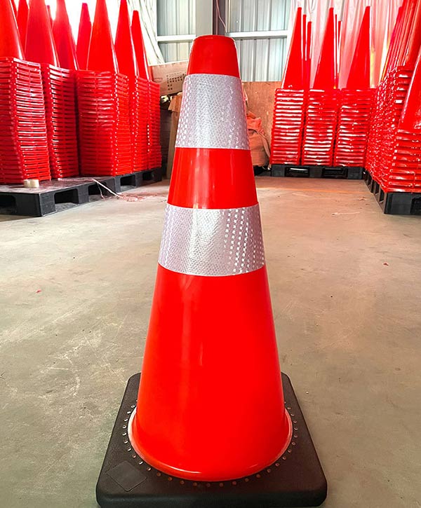 Mẫu cọc tiêu cảnh báo chóp nón đế đen của Hành Tinh Xanh