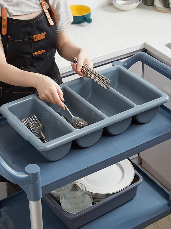 Khay nhựa đặt trên xe đẩy để thuận tiện sử dụng