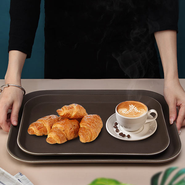 Khay phục vụ đồ ăn sáng tại phòng khách sạn