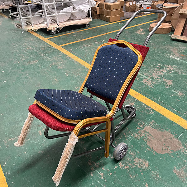 Sắp xếp ghế cẩn thận lên xe