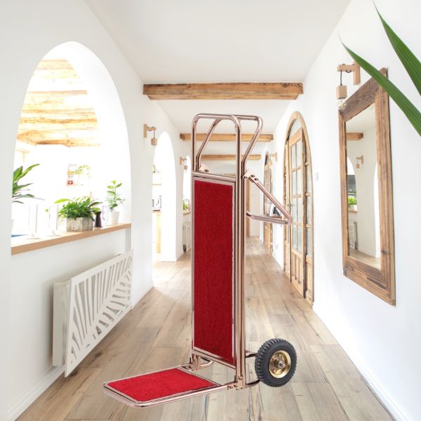 Kích thước nhỏ nên xe kéo đẩy vali khách sạn di chuyển dễ dàng ở hành lang