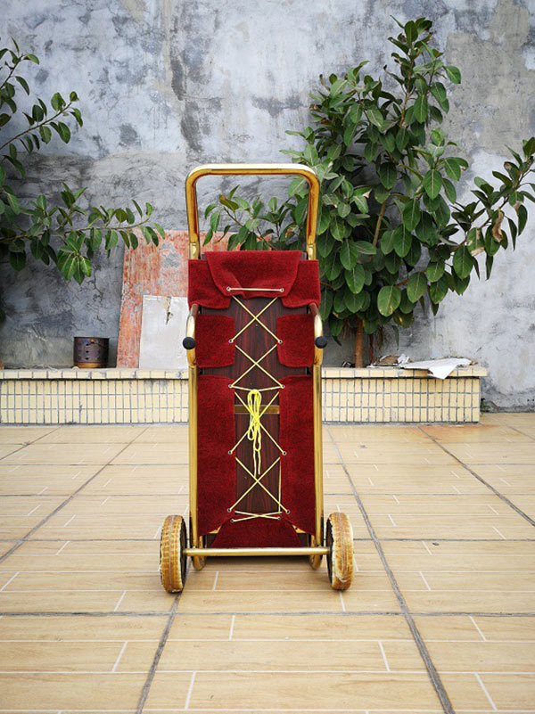 Mặt sau của xe đẩy vali khách sạn