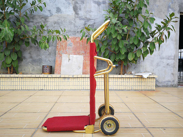 Hai bánh xe giúp xe chở hành lý di chuyển dễ dàng