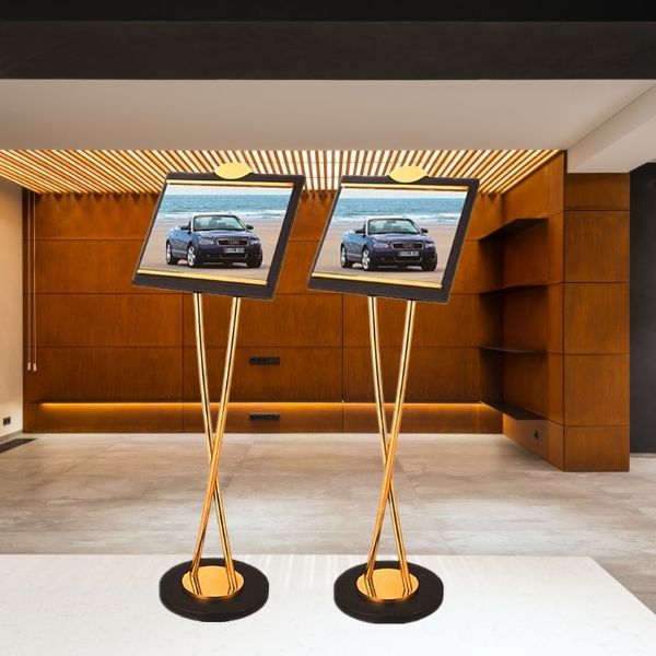 Mẫu bảng chào đón, tiếp khách bằng inox mạ vàng sang trọng