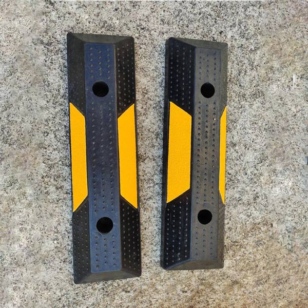 Cục chặn bánh xe bus xe tải cao su phản quang