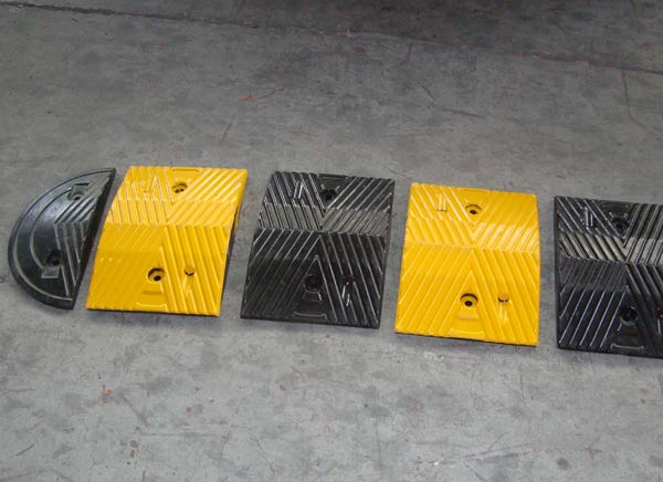 Hình ảnh thật của gờ giảm sóc cho phương tiện giao thông