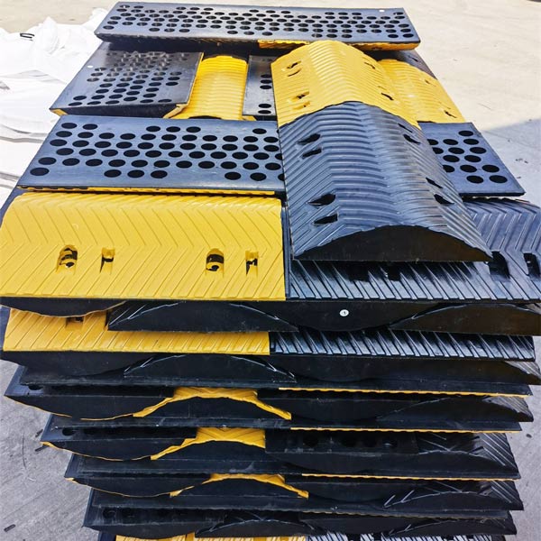 Gờ giảm tốc xe máy được kiểm đếm trước khi bàn giao cho khách