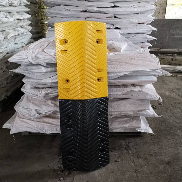 Hình ảnh thực tế gờ giảm tốc cao su tại kho