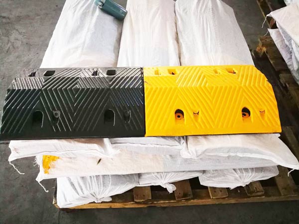 Hình ảnh thực tế gờ giảm tốc cao su tại kho