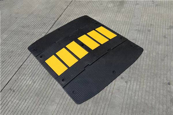 Gờ giảm tốc dễ dàng lắp đặt bằng vít nở