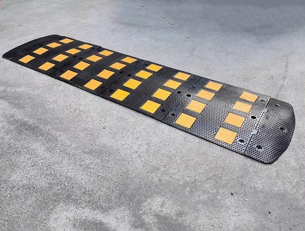 Lắp đặt dễ dàng gờ giảm tốc giao thông đường bộ