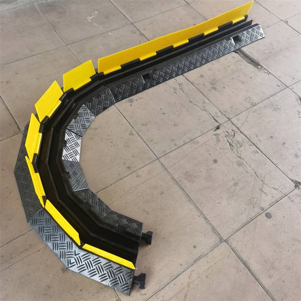 Hành Tinh Xanh bán gờ giảm tốc góc bảo vệ cáp bằng cao su - Giảm giá 20%