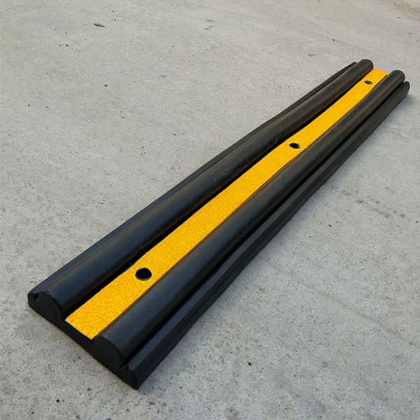 Hình ảnh thật của len tường chất liệu cao su