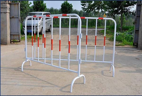 Các rào chắn được liên kết với nhau để tạo không gian chặn phù hợp