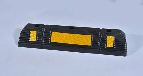 Mẫu cao su chặn lùi bánh xe tông đen - vàng nổi bật