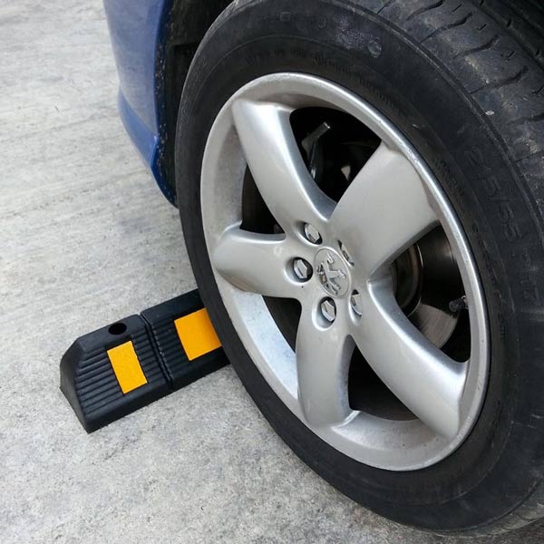 Thanh chặn lùi bánh xe chịu được tác động mạnh