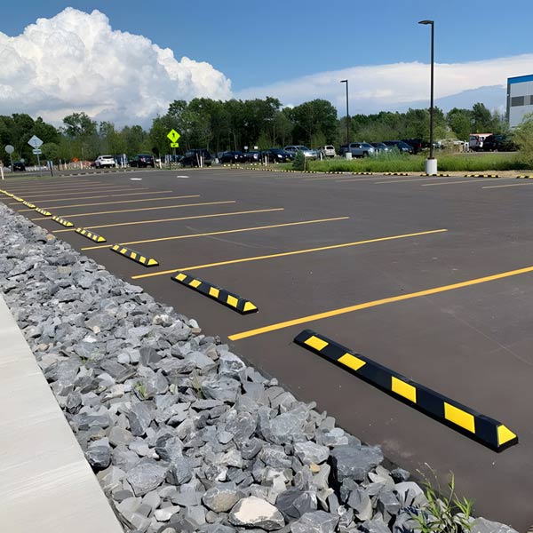 Các bãi đỗ xe lắp đặt thanh định vị bánh xe ô tô