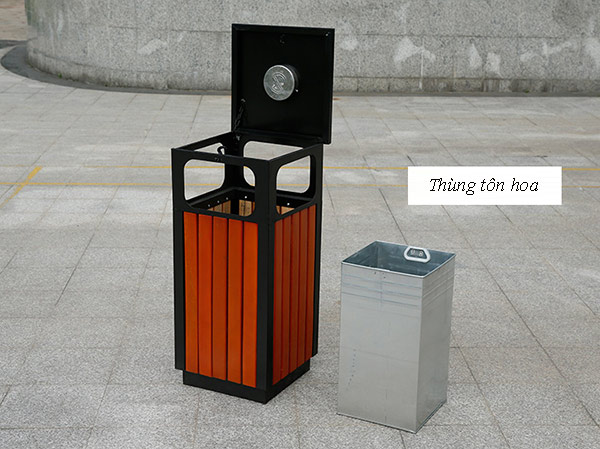 Hình ảnh chụp tại kho của thùng rác hình vuông giả gỗ