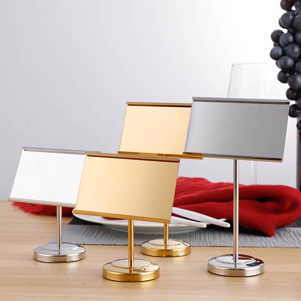 Hành Tinh Xanh sở hữu nhiều bảng menu nhỏ để trên bàn