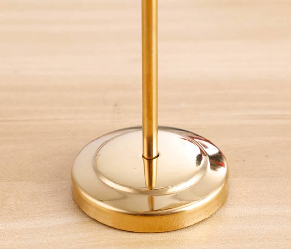 Chân đế tròn đảm bảo bảng thông tin đứng vững nhất