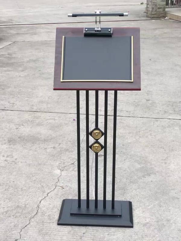 Bảng chỉ dẫn thông tin có đèn được lắp đặt hoàn chỉnh