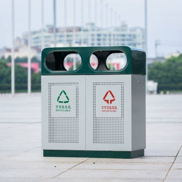 Hình ảnh sử dụng mẫu thùng rác thực tế ở hè đường