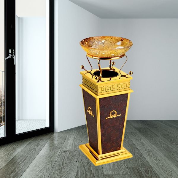 Thùng rác bọc giả da với điểm nhấn là khay gạt tàn trang trí