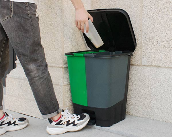 Thùng rác đạp chân dễ dàng sử dụng