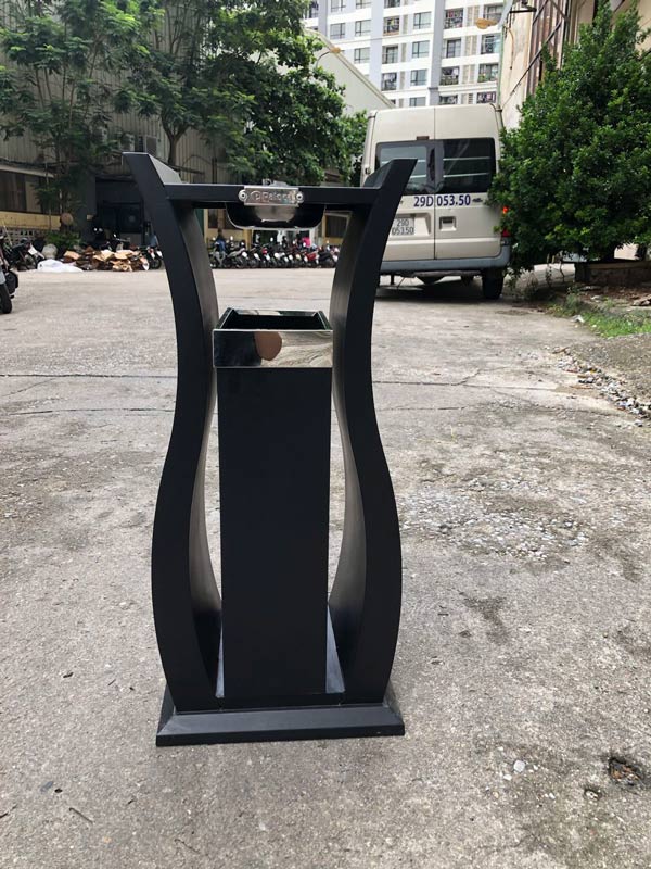 Ảnh chụp thùng rác thép có gạt tàn đặt sảnh tại kho Hành Tinh Xanh