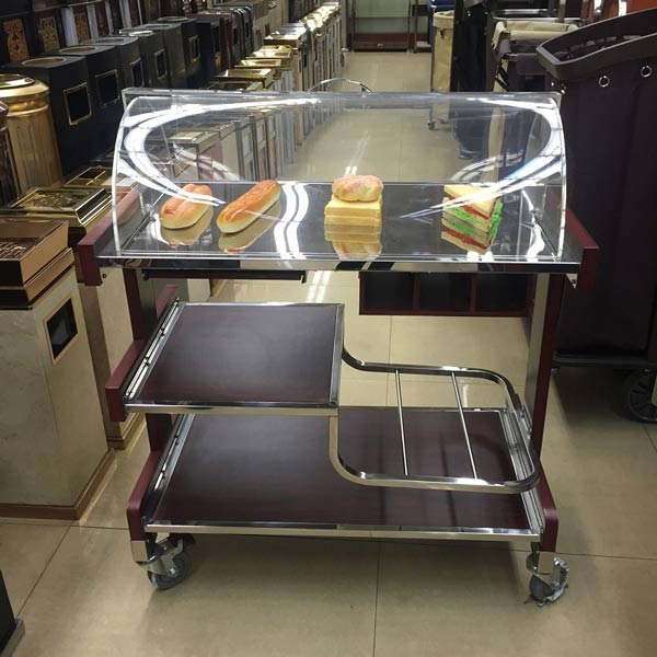 Cận cảnh xe đẩy rượu khách sạn