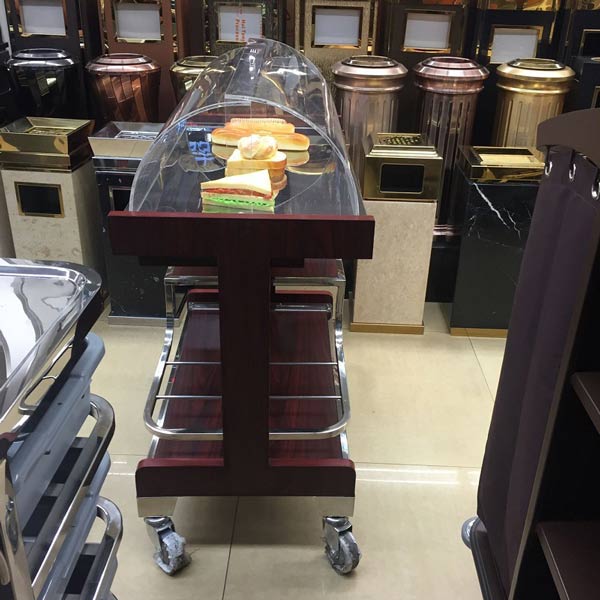 Cận cảnh xe đẩy rượu khách sạn