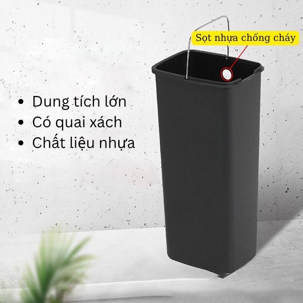 Cận cảnh sọt nhựa chứa rác bên trong