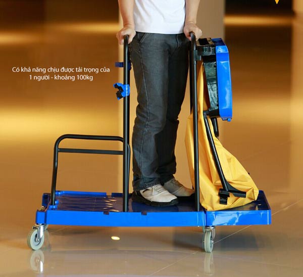 Mặt sàn xe bằng nhựa nhưng vô cùng cứng cáp