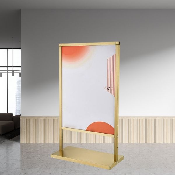 Bảng Standee quảng cáo sự kiện bằng inox mạ vàng