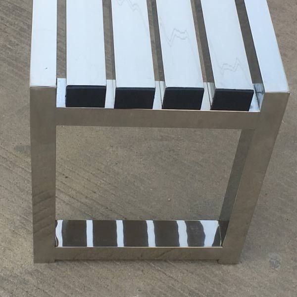 Cận cảnh góc vuông của ghế băng công viên