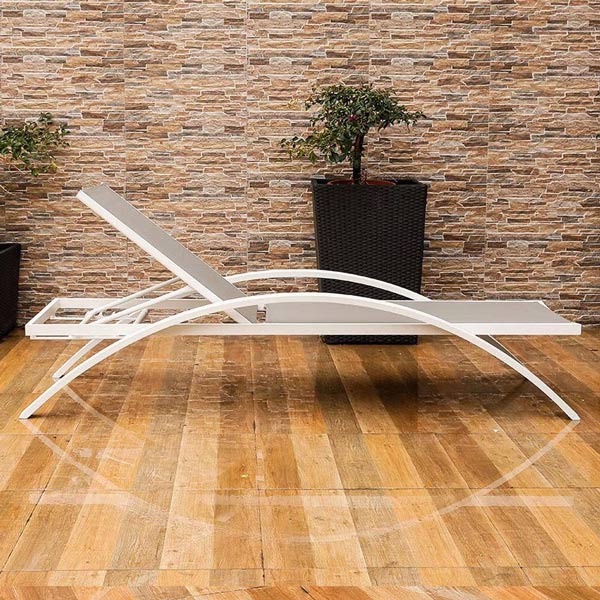 Tay ghế thiết kế uốn cong tạo sự mềm mại