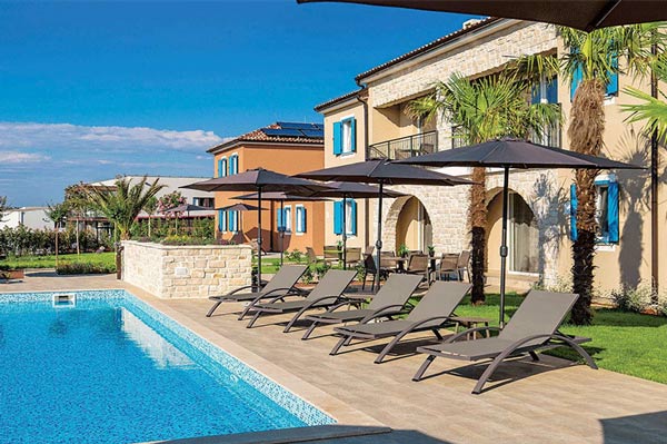 Không gian bể bơi hiện đại hơn với sự xuất hiện của ghế hồ bơi