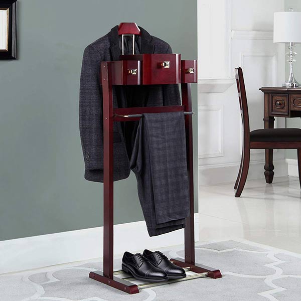 Trọn bộ 1 bộ trang phục được chuẩn bị sẵn trên cây treo áo vest