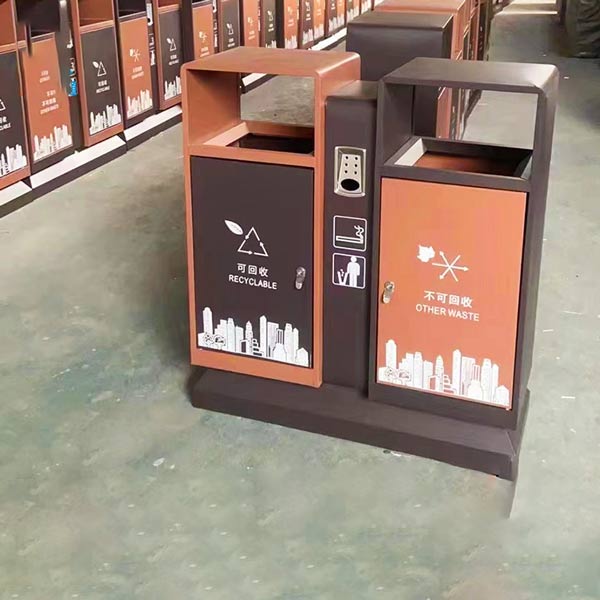 Trong số đó có thùng rác 2 ngăn có gạt tàn đường phố