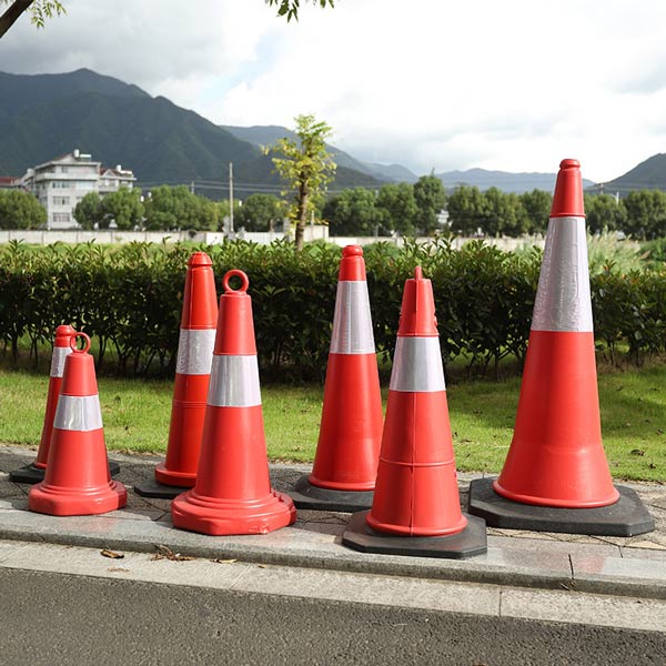 Cọc tiêu giao thông hình chóp nón